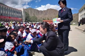 同学们好！“法治进校园”全国巡讲团来啦